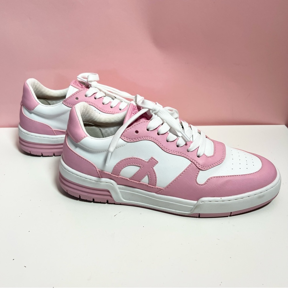 Nicki Minaj loci pink and white sneakers